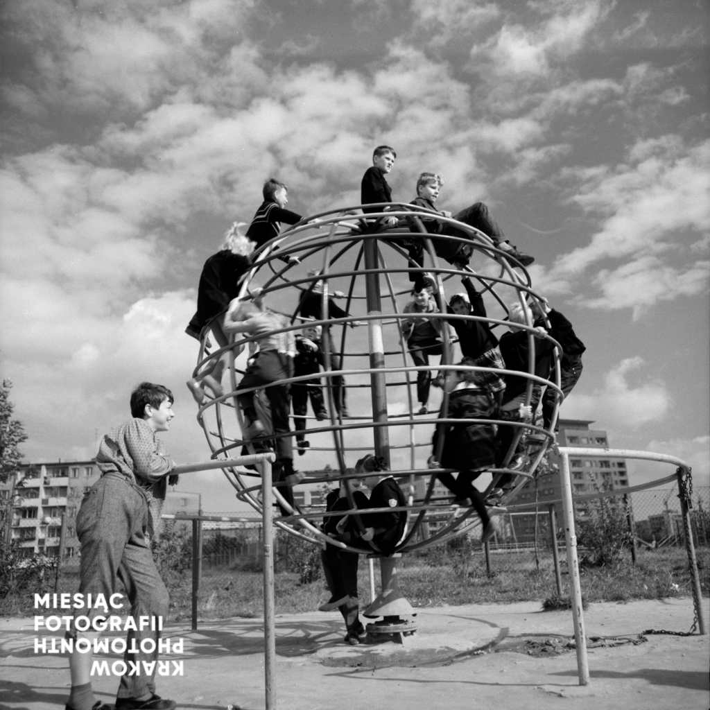 Henryk-Hermanowicz-Nowa-Huta-os.-XX-lecia-PRL-obecnie-os.-Albertyńskie-ogródek-jordanowski-dzieci-lata-60.-XX